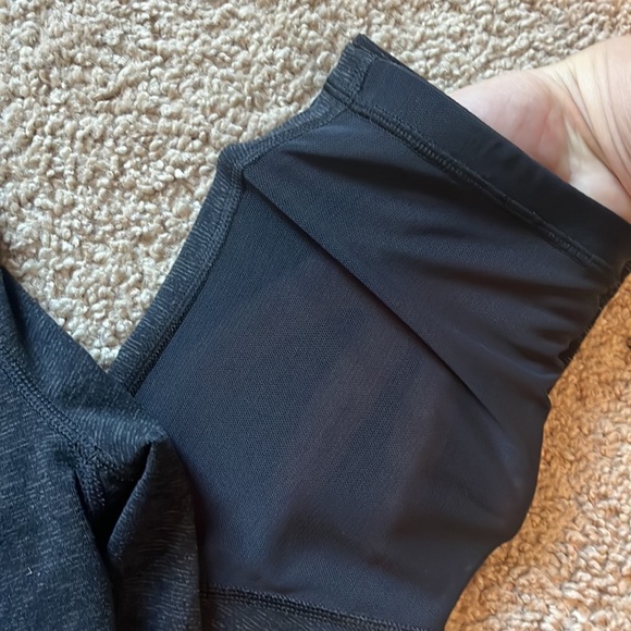 Size Medium Under Armour cropped leggings. - Picture 4 of 4
